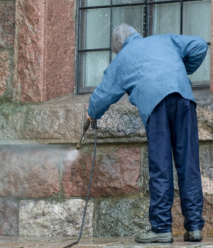 Limpeza de pedra natural executada por profissional com técnica adequada para remoção de sujeiras sem danificar a superfície